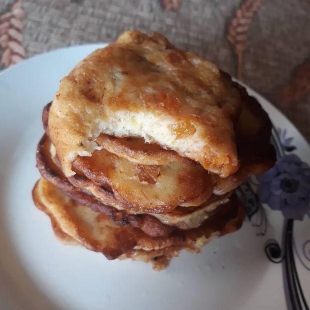 Pancakes cu banana, cocos si caise - Retete 1