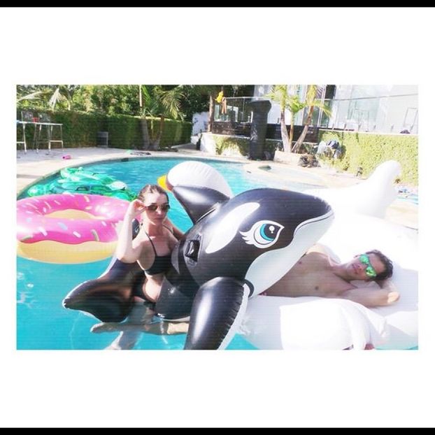 ━ Se trezește, privind buimacă prin jur. Se ridică de pe scaun frecându-se la ochi și pornește - ep17 xOne chance nd I fcked it up