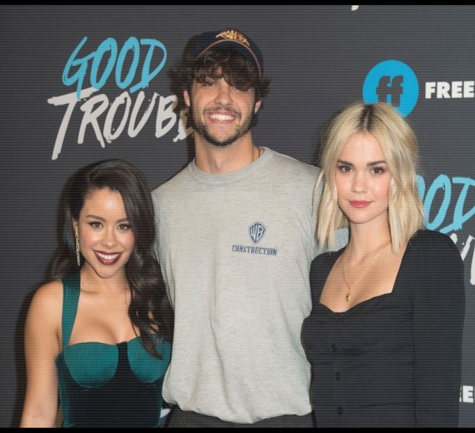 ༄nɇᶥfɇłɨƀȺŧȺ♡ ─ Își ia valiza din compartimentul special pentru bagaj și se așează pe valiză - ep17 xOne chance nd I fcked it up