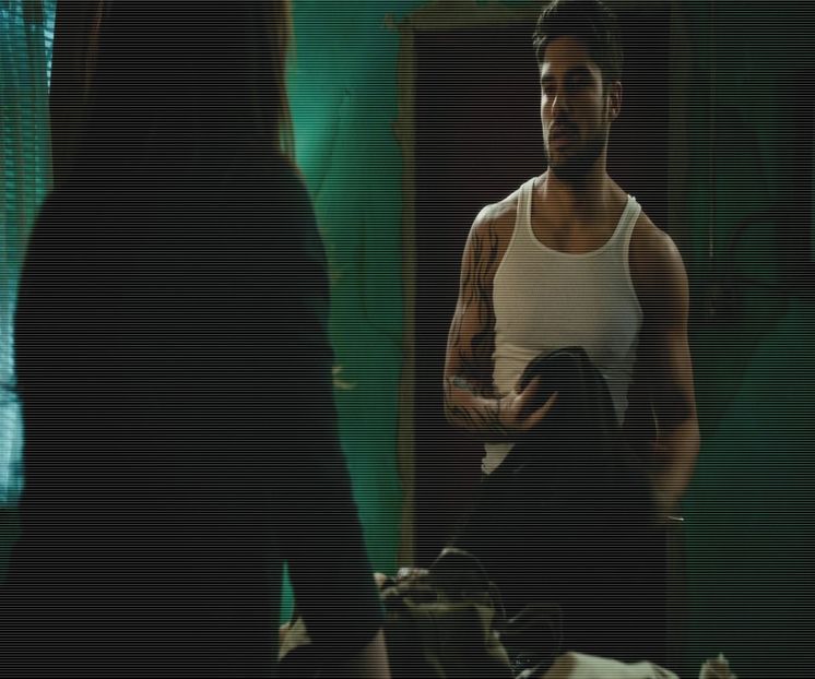 — Se uită spre autobuz, așteptând să își vadă fetele, dar privirea lui aproape zâmbitoare - ep17 xOne chance nd I fcked it up