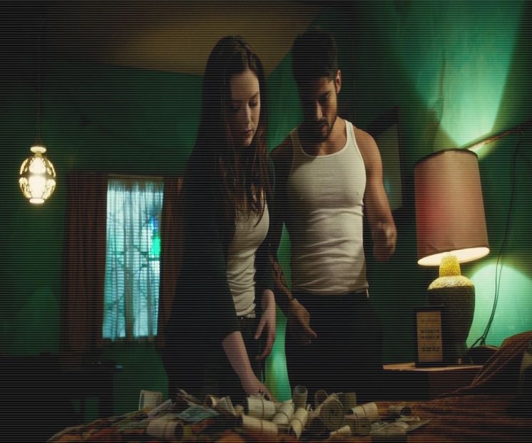 — Își îmbrățișează strâns nepoata și când se desparte de ea, privirea i se fixează în Oliver. - ep17 xOne chance nd I fcked it up