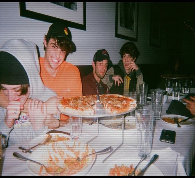 ༄nɇᶥfɇłɨƀȺŧȺ♡ ─ Se uită după ea, întinzând o mână spre Jo a lui care tocmai plecase. ❞Jo - ep17 xOne chance nd I fcked it up