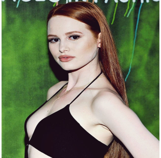 ̷♡̷ ⍮αιηяσʇιƖαɔ⑇eyes٦̷ Îi ridică ușor mâinile spre buzele ei și-i plasează un sărut micuț peste - ep17 xOne chance nd I fcked it up