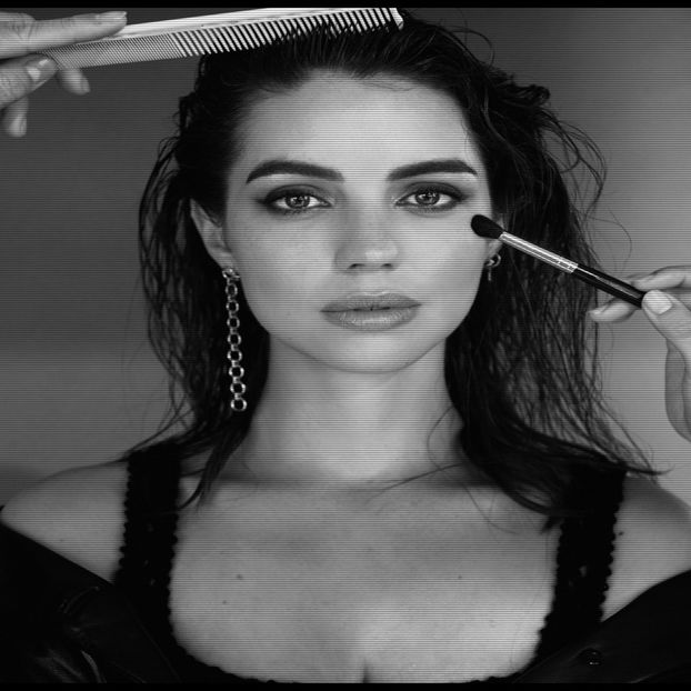 ━ Își îndreaptă automat spatele când simte spuma rece pe umărul ei. Termină cu vasele și - ep17 xOne chance nd I fcked it up