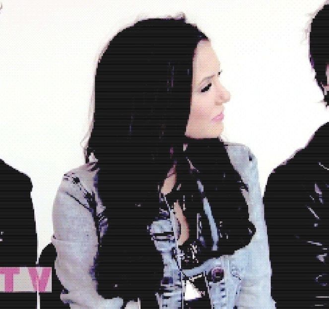 — "Perfect, si asa n-aveam chef sa ies la ora asta." Se descalta imediat si se apropie de el - ep17 xOne chance nd I fcked it up