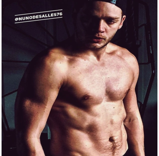 ̷♡̷ ⍮αιηяσʇιƖαɔ⑇eyes٦̷ O trage la el în brațe și o pupă pe cap. „Scuuuze, iubito. Nu voia, să - ep17 xOne chance nd I fcked it up