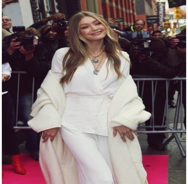 ̷♡̷ ⍮αιηяσʇιƖαɔ⑇eyes٦̷ Se gândește că Lya ar fi pe aproape și ia cheile vrând să coboare înaintea - ep17 xOne chance nd I fcked it up