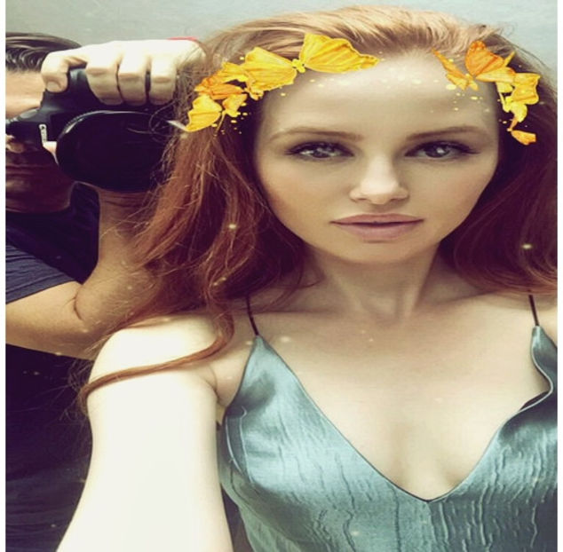 ̷♡̷ ⍮αιηяσʇιƖαɔ⑇eyes٦̷ Își ridică privirea spre el și aprobă din cap. „Sunt total de acord.” Zâmbeșt - ep17 xOne chance nd I fcked it up