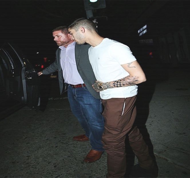 — “Aș putea să te ciupesc. Poate merge fără intervenția alcoolului sau ceva..” În ciuda glumei - 01 Resisting a rough temptation