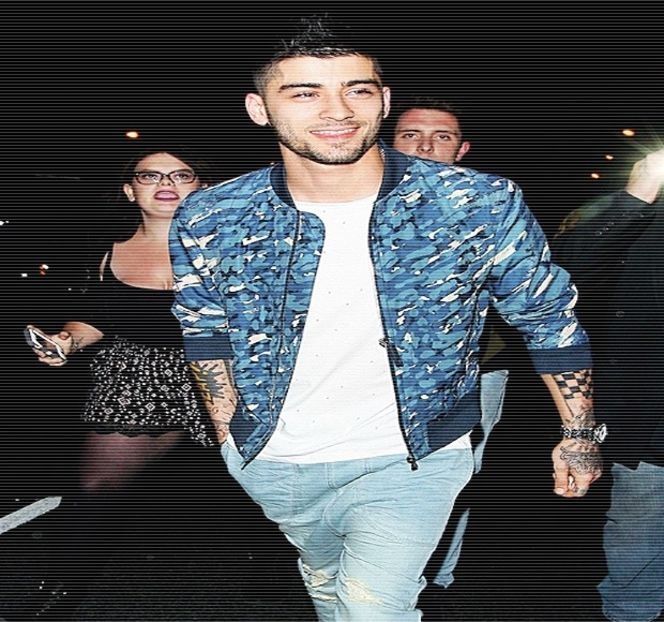 — Distanța dintre ei. Astfel, antebrațele și le rezemă de suprafața tejghelei barului, trunchiul - 01 Resisting a rough temptation