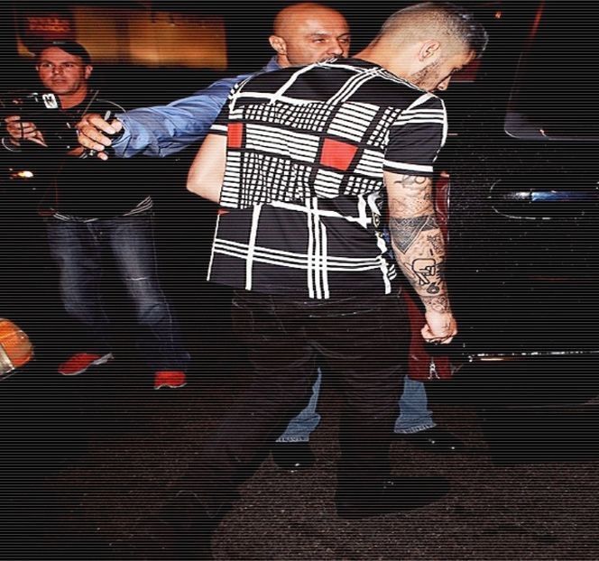 — Situație verbală. Din start, își împinge greutatea corpului în palme odată cu ușoara lăsare - 01 Resisting a rough temptation