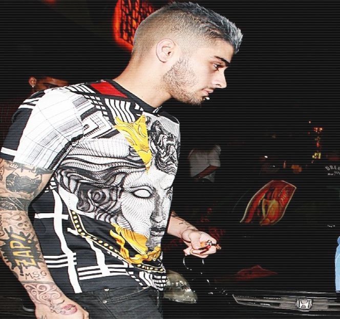 — Din partea acesteia îi creează o nouă poziție prin privirea aruncată într-o parte laterală, - 01 Resisting a rough temptation