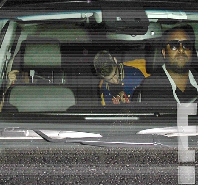 — Altă idee. Încercările sale de a nega anunțul prin producerea unei glume dispar odată cu - 01 Resisting a rough temptation