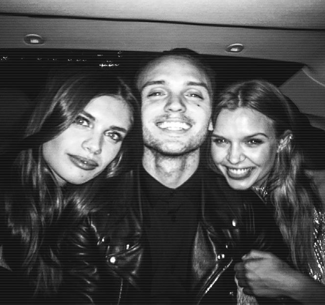 — Cald, specific. Aşadar, ochii îi revin în jos, chiar pe şerveţelul aşezat sub paharul al cărui - 01 Resisting a rough temptation