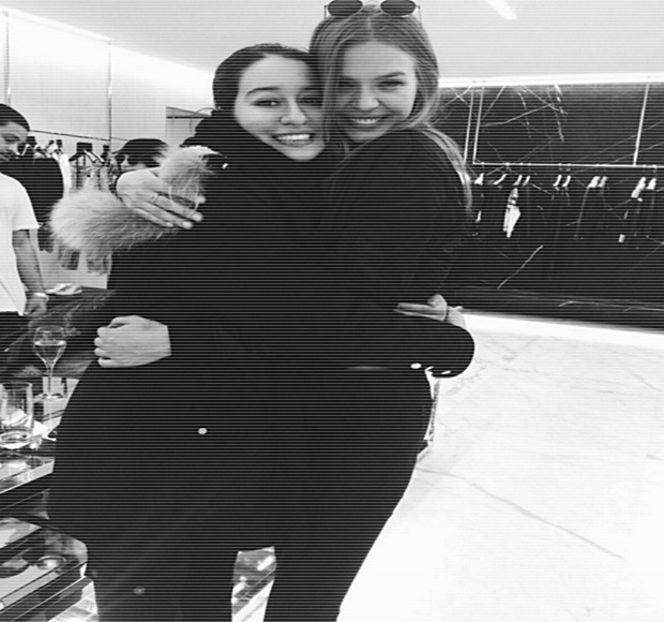 — Termină, îşi ridică privirea şi i-l înmânează. „În regulă, Zayn, ar trebui să mă întorc la amicele - 01 Resisting a rough temptation