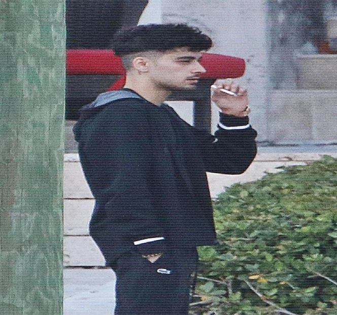 — Cu atenţie sporită urmăreşte mişcările acesteia, care treptat duc la apariţia unui număr - 01 Resisting a rough temptation