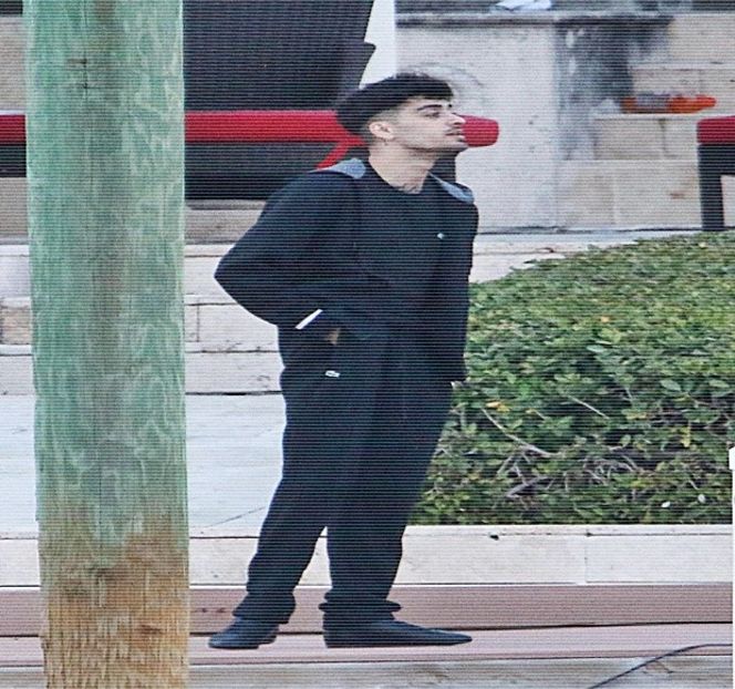 — În ciuda micii ei glumiţe, respectivul zâmbet îi persistă, asta doar pentru a denota înţelesul - 01 Resisting a rough temptation