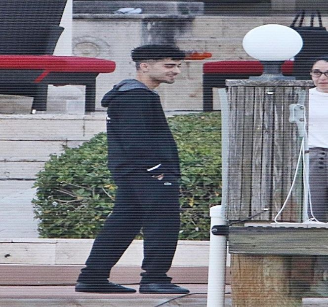 — Sărut pe obraz. Buzele îi rămân depărtate una de cealaltă, însă o căldură străină îl - 01 Resisting a rough temptation