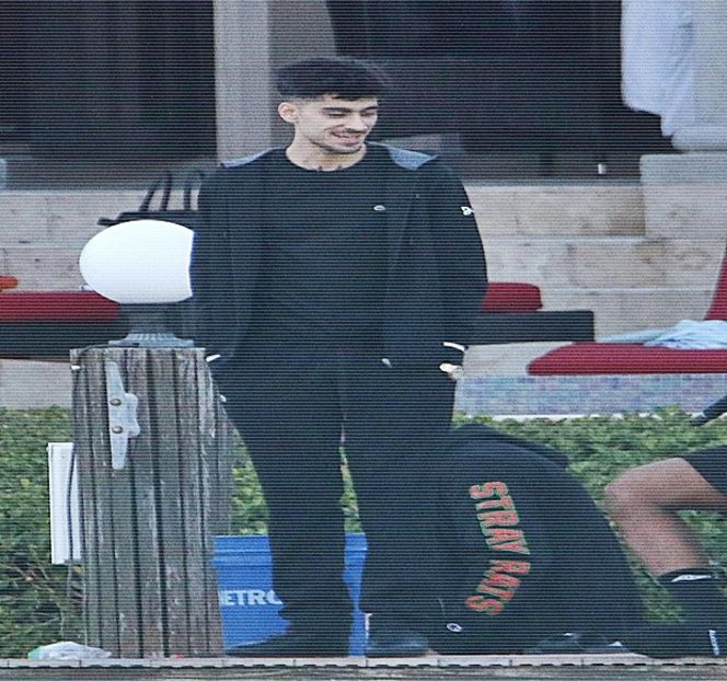 — Îndemnată să-l privească din nou. Liniştea produsă are ca însoţitor, reacţia sa verbală: - 01 Resisting a rough temptation