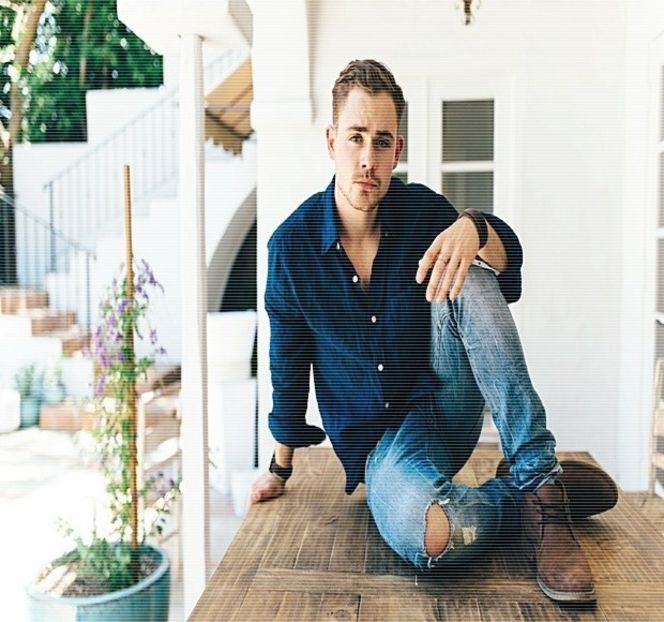 — Ca în cele din urmă să îşi facă apariţia. Astfel, una dintre palme şi-o strecoară în buzunarul - 01 Resisting a rough temptation