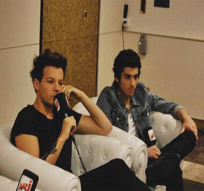 — “Dacre, zic bine, nu?” Deşi sprâncenele şi le arcuieşte drept salut, ulterior îşi întinde - 01 Resisting a rough temptation