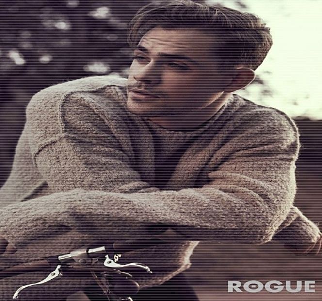 — Întrucât maşina ajunge a fi parcată chiar în apropierea locului în care el se afla, îşi menţine - 01 Resisting a rough temptation