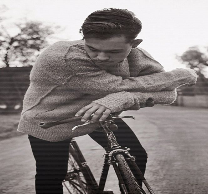 — „E în regulă, nu sunt aici de prea mult timp, stai liniştit.” Rosteşte astfel cuvintele anterioare - 01 Resisting a rough temptation