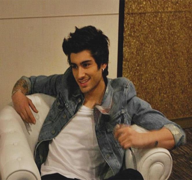 — Privi peste umăr în urma sa, identificându-l cu privirea. “N-ai nici cea mai mică idee, - 01 Resisting a rough temptation