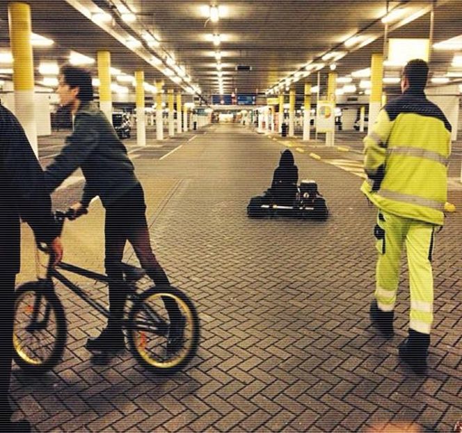 — Mai precis patru, fiind ales ulterior. După închiderea uşilor, palmele şi le introduce într-un - 01 Resisting a rough temptation