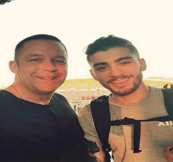 — Astfel, completându-şi ideea iniţială prin: “Lucrez ca barman pe timp de noapte la un - 01 Resisting a rough temptation