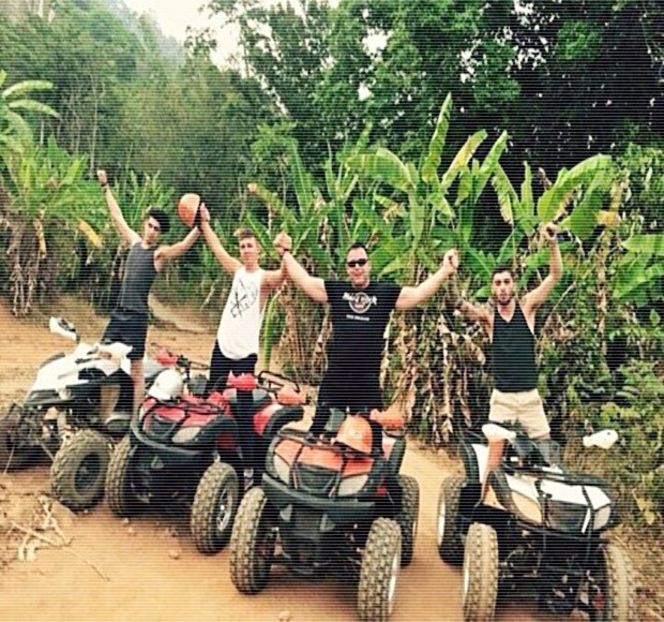 — Asta până ce sunetul produs de către lift devine sesizabil, iar acesta se opreşte, în - 01 Resisting a rough temptation