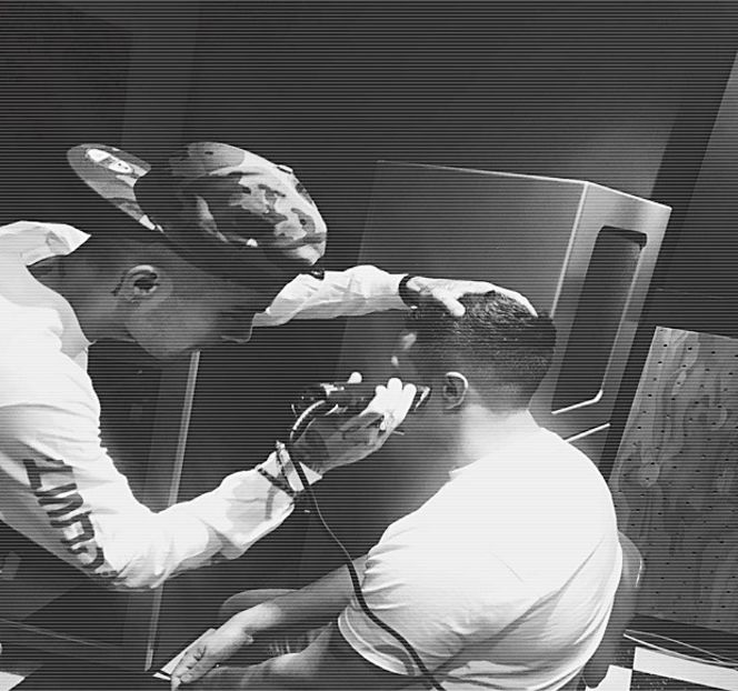 — Are loc întoarcerea sa pe călcâie, aflat fiind în apropierea canapelei de culoare cenuşie. - 01 Resisting a rough temptation