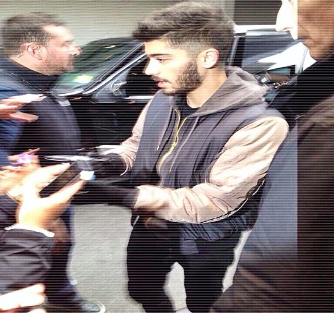 — “Camera ta e chiar prima pe dreapta pe hol, a mea e vis-a-vis. În schimb baia o găseşti - 01 Resisting a rough temptation