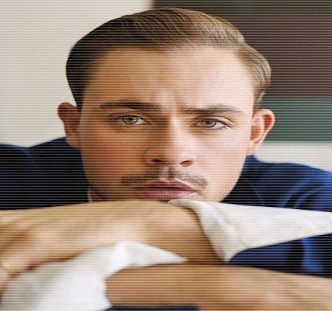 — Se răsuceşte rapid pe călcâie, dând să înainteze pe lungimea holului. Un gând însă  îi fulgeră - 01 Resisting a rough temptation