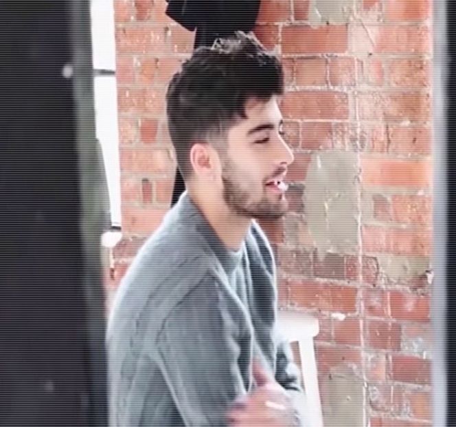 — Își lipește buzele între ele, prelungindu-și-le astfel într-un zâmbet atunci când cuvintele de - 01 Resisting a rough temptation