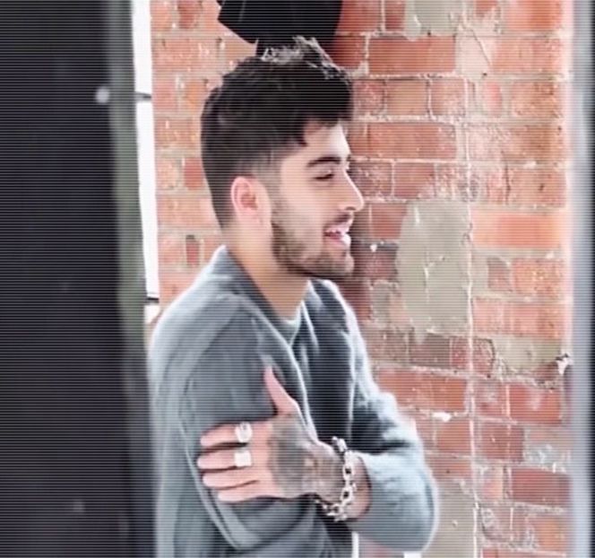 — Privind în spate, în direcția lui. Sprâncenele și le înalță. “Nu-i nicio problemă, omule. Mi casa - 01 Resisting a rough temptation