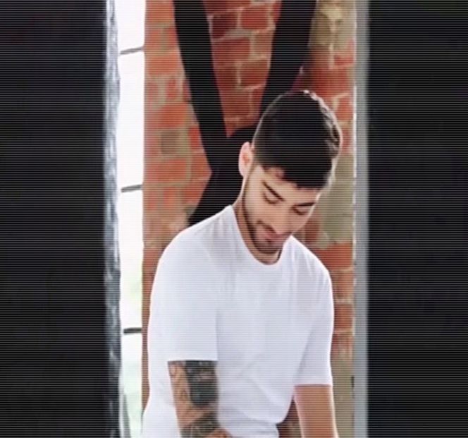 — De vreo prietenă din întâmplare, cu atât mai bine,” făcându-i la final cu ochiul, zâmbetul - 01 Resisting a rough temptation