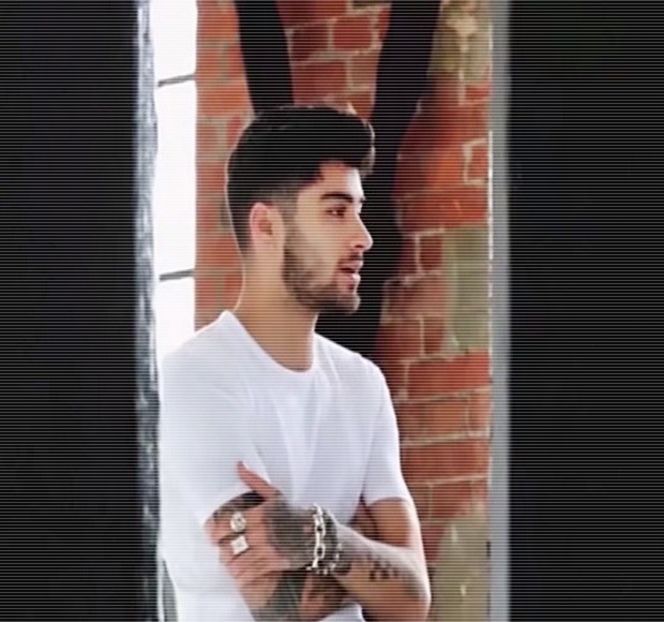 — Tastatura, ca în final să tasteze următoarele: “Bună, caut din întâmplare o femeie aproape - 01 Resisting a rough temptation