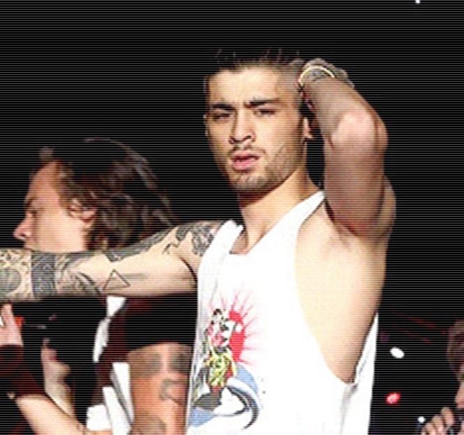 — Bineînțeles că ajunge să rămână cu propriul telefon în palmă, sperând în continuare la un - 01 Resisting a rough temptation