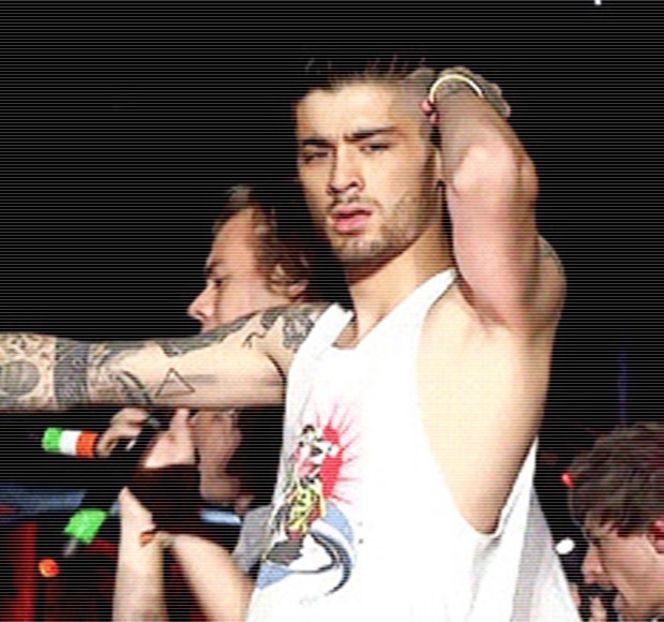 — Deținut. Totuși, în clipa în care intenționează să părăsească șezutul canapelei, telefonul îi - 01 Resisting a rough temptation