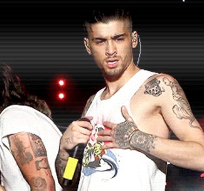 — Pe parcursul citirii celui de-al doilea, se lasă ușor pe spate cât să și-l poată rezema de - 01 Resisting a rough temptation