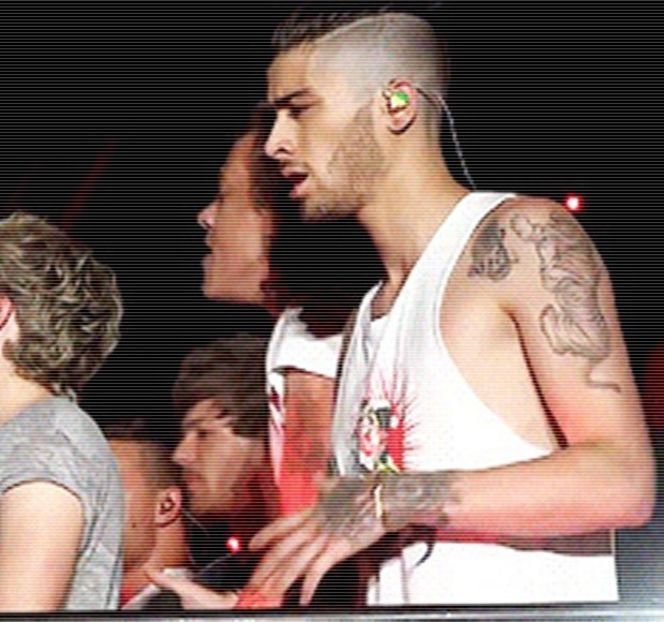 — “Dar tu, cum de nu dormi? E destul de dimineață, ce-i drept.” Finalizat, ajunge și expediat. - 01 Resisting a rough temptation