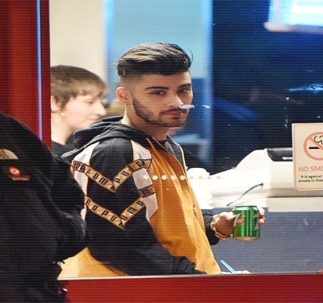 — Care își îndoaie brațul alungit cât să-și rezeme zona frunții în palma acum deschisă. “Să-mi - 01 Resisting a rough temptation