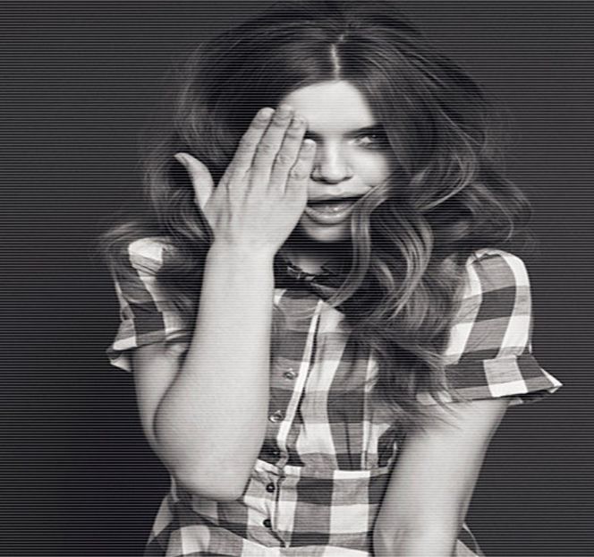 — „Mă bazez pe tine că îţi aminteşti locul.” La finalul propoziţiei, nu ezită să adauge un emoji - 01 Resisting a rough temptation