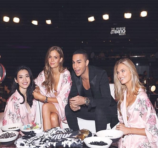 — Cafenelei în care ea şi Zayn, rareori acompaniaţi de alţi amici, obişnuiau să petreacă - 01 Resisting a rough temptation