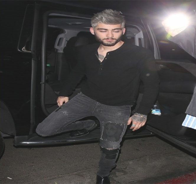 — Îl conduc de-a lungul trotuarului spre zona în care ea se afla, mai exact, locul ce servea - 01 Resisting a rough temptation