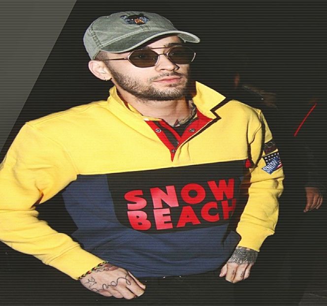 — Palmele în buzunarele pantalonilor, indicând cu ajutorul bărbiei spre zona cu pricina. - 01 Resisting a rough temptation