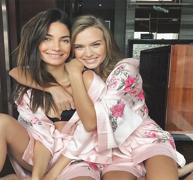 — Păşind acum în interiorul localului, deşi între timp oferă un salut personalului, atenţia şi-o - 01 Resisting a rough temptation