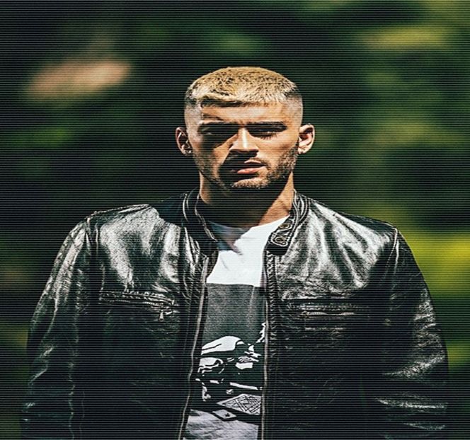 — Printr-un rânjet. Treptat, braţele şi le depărtează, spatele mişcându-şi-l până ce adoptă - 01 Resisting a rough temptation