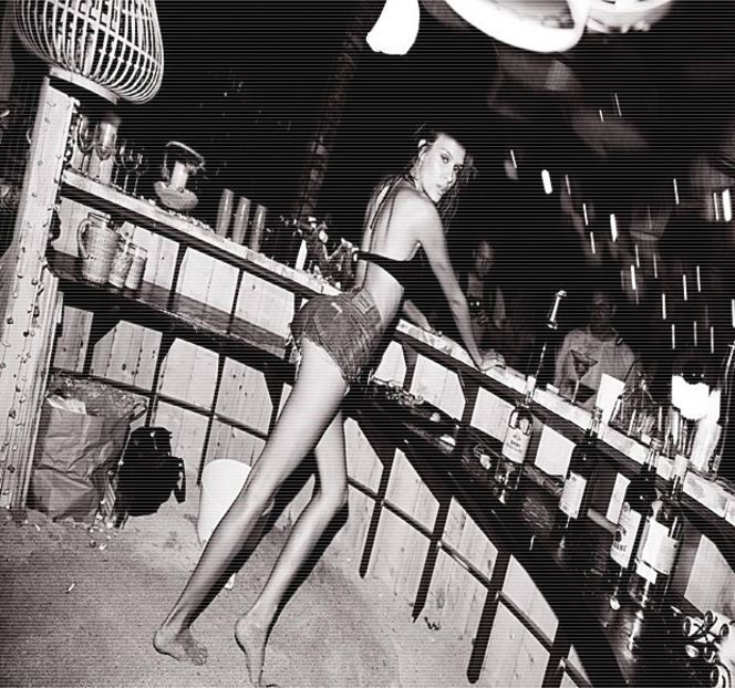 — Odată cu dispariţia chelnerului, atenţia şi-o concentrează în totalitate asupra lui Zayn şi - 01 Resisting a rough temptation